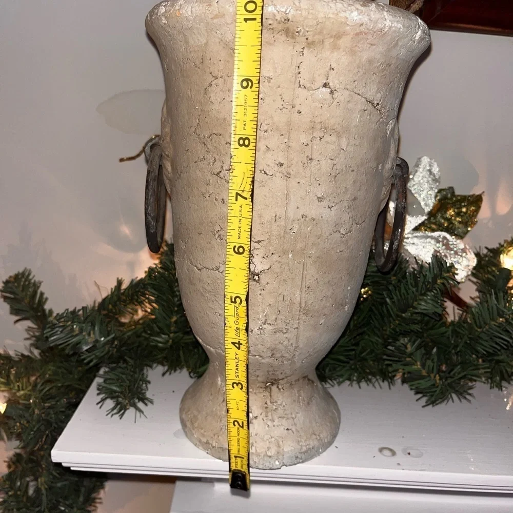 N/A decorative urn